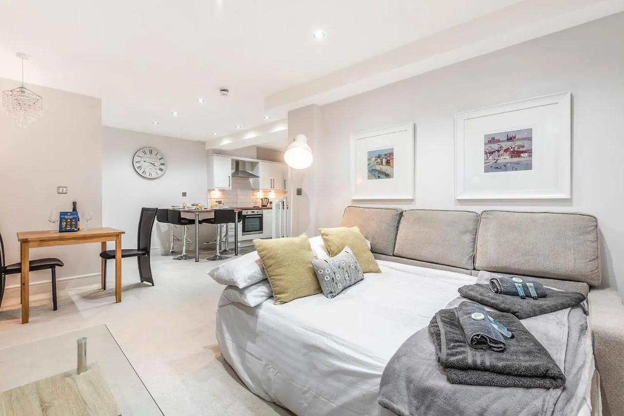 Wonderful Pet Friendly One Bed Apartment In York Great For Couples Or Friends With A Pull Out Comfortable Sofa Bed Right On The River Ouze With A Private Courtyard 0*,