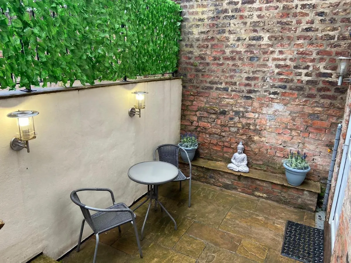 Wonderful Pet Friendly One Bed Apartment In York Great For Couples Or Friends With A Pull Out Comfortable Sofa Bed Right On The River Ouze With A Private Courtyard 0*,  United Kingdom
