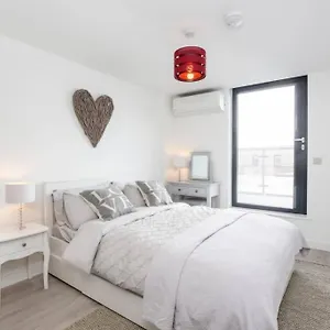 Apartment 2 Bedroom Penthouse - Large Balcony - Minster View, York